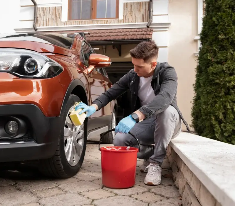 Lavage auto à domicile La Roche-Guyon : professionnel intervenant sur un véhicule